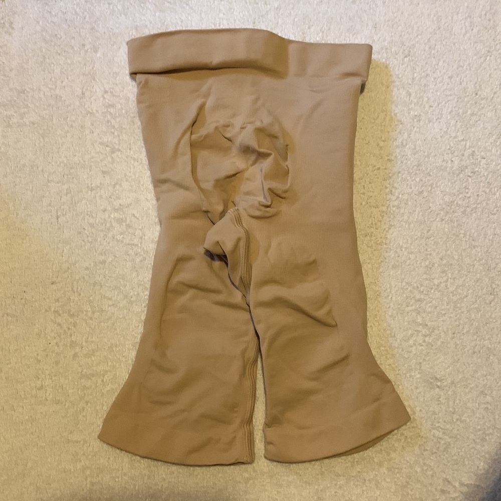 SKIMS SCULPTING SHORT MID THIGH W/ OPEN GUSSET | CLAY - Picture 4 of 6